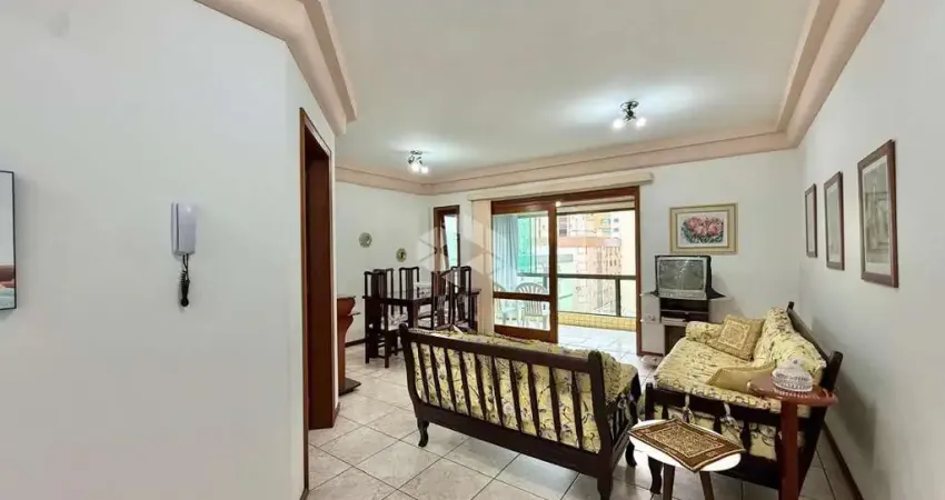 Apartamento de 2 dormitórios com sacada de frente e churrasqueira mobiliado e com box de garagem no centro de capão da canoa