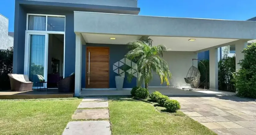 Casa em condomínio com 4 suítes mobiliada e decorada em capão da canoa