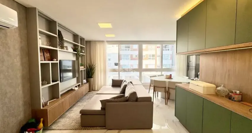 Apartamento de 2 dormitórios (sendo 1 suíte + lavabo) mobiliado e decorado com box/vaga de garagem no bairro navegantes em capão da canoa