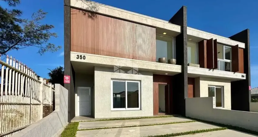 Casa sobrado com 03 quartos/suítes, pátio amplo, lavabo, no bairro zona nova, em capão da canoa.