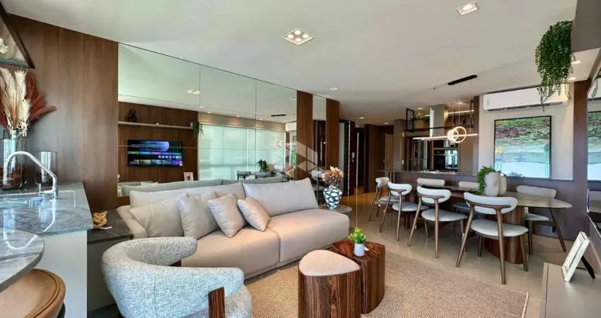 Apartamento alto padrão mobiliado e decorado, 03 quartos(sendo 01 suíte), sacada com churrasqueira, no bairro zona nova, em capão da canoa.