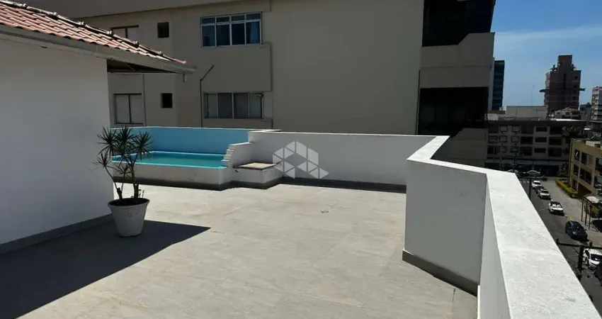 Cobertura duplex composta por 03 dormitórios(sendo 01 suíte), piscina, lavabo, no centro de capão da canoa.