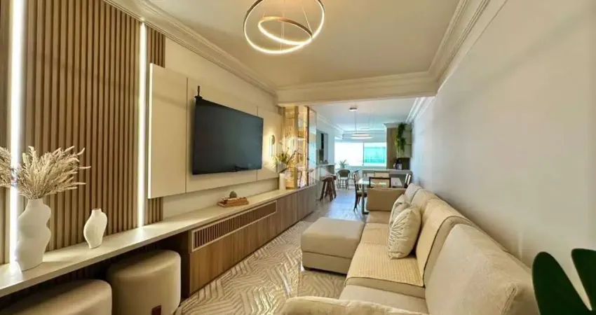 Apartamento mobiliado e decorado, 03 quartos(01 suíte), sacada com churrasqueira, no bairro zona nova, em capão da canoa.