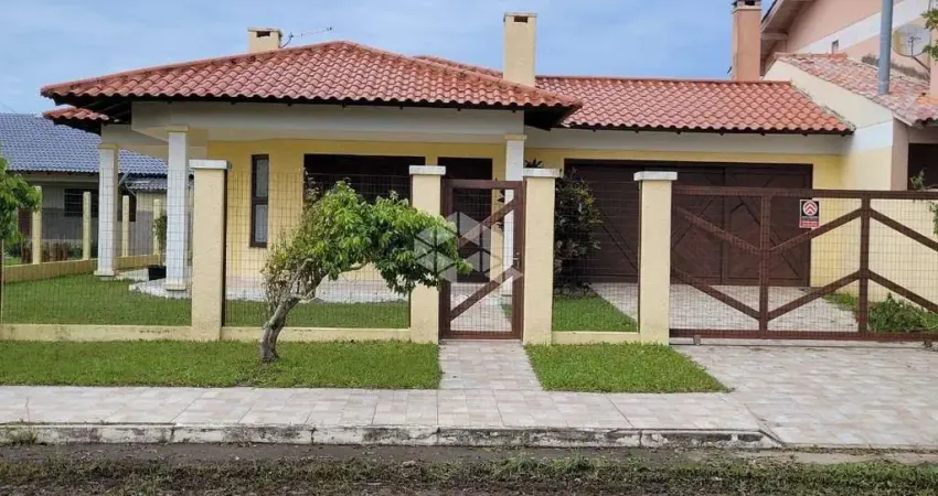 Casa térrea com 3 dormitórios anexo com depósito e banheiro e quiosque e piscina na zona nova em capão da canoa