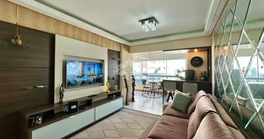 Apartamento de 2 dormitórios (sendo 1 suíte) mobiliado e decorado, ampla sacada + box/vaga de garagem espaçosa no bairro navegantes em capão da canoa!