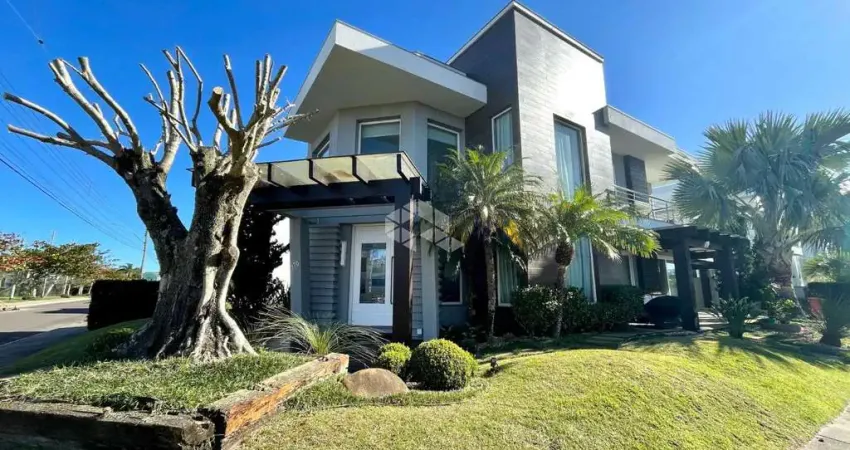 Sobrado com 6 dormitórios, 8 banheiros + dependência de empregada e elevador no condomínio fechado condado de capão