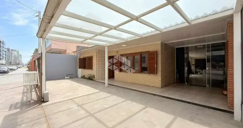 Casa com 3 dormitórios, pátio e anexo nos fundos na zona nova de capão da canoa