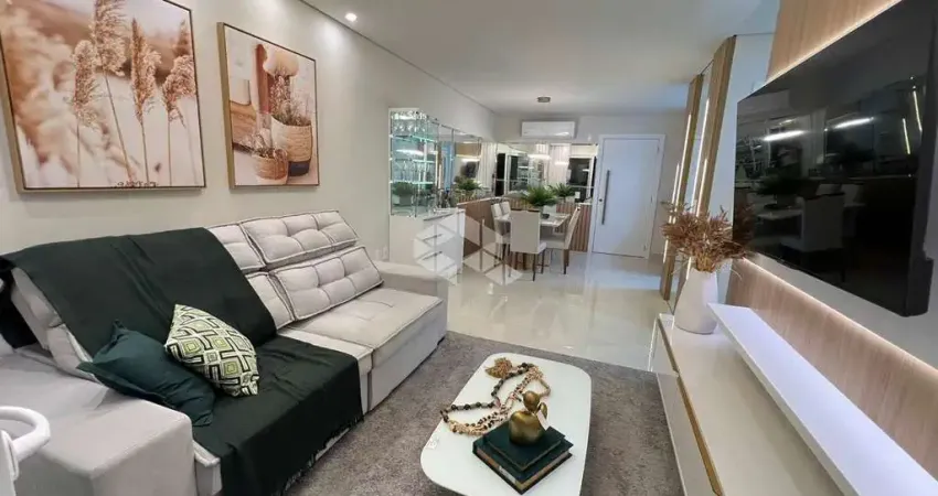 Apartamento de 2 dormitórios de frente, mobiliado e decorado com box/vaga para carro no centro de capão da canoa