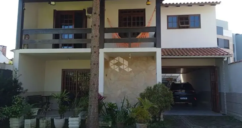 Casa com 3 dormitórios e 4 vagas no bairro Ipanema