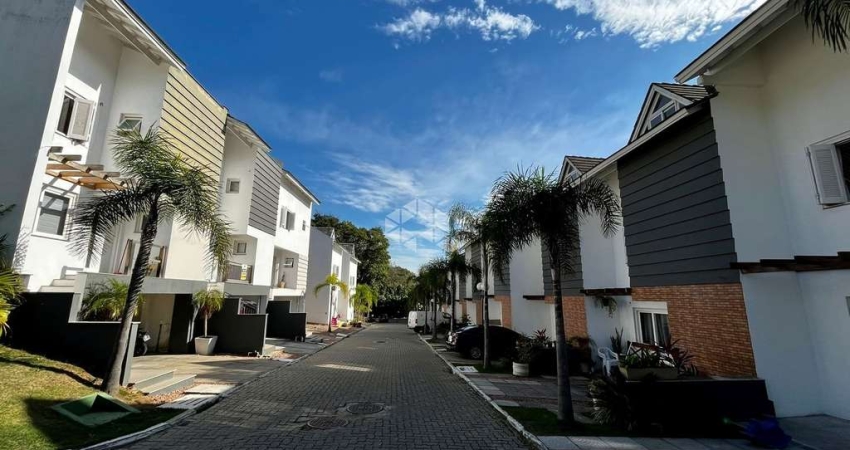 Casa em condomínio com 3 dormitórios, suíte e 2 vagas no bairro Vila Nova / Cavalhada