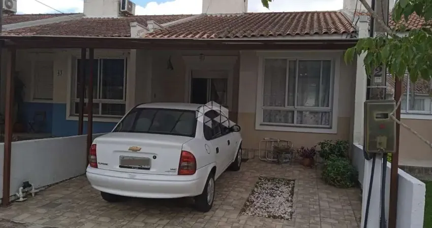 Casa no bairro Hípica, com 2 dormitórios e 2 vagas cobertas, em condomínio fechado com ótima infraestrutura.