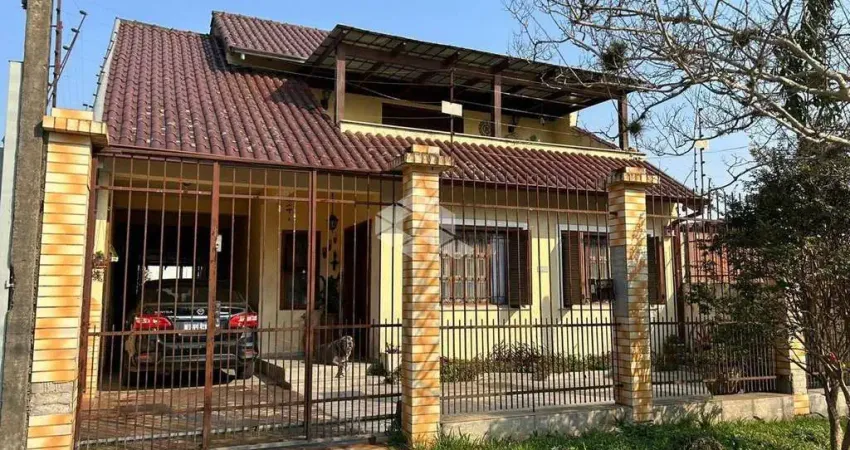 Casa especial  com três dormitórios, pátio com piscina, completo lazer