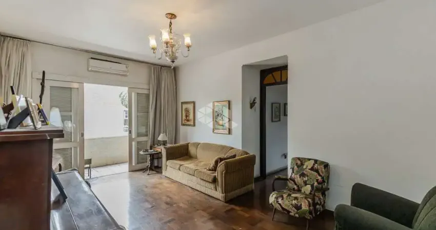 Apartamento no bairro auxiliadora com 125 m2 privativos,  3 dormitórios, ampla sala com sacada , cozinha e dependência de serviço separada