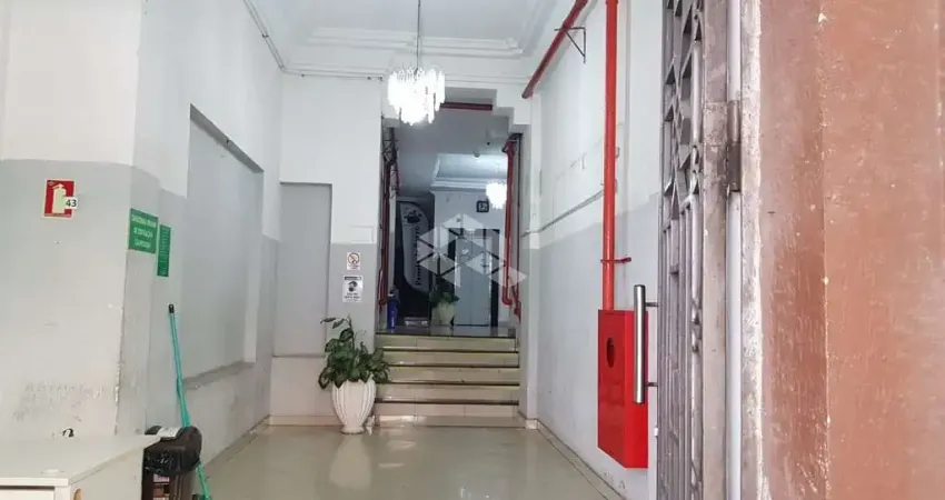 Apartamento 03 dormitórios com peças amplas e revitalizado no centro histórico.