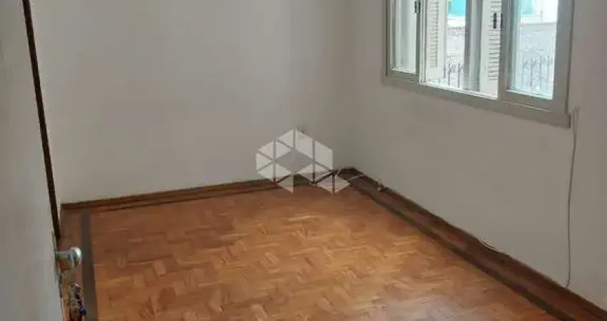 Excelente oportunidade para investir ou morar! jk bem localizado, a meia quadra da redenção, totalmente reformado.