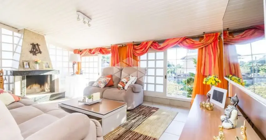 Magnífica residência com duas suítes, sauna, lareira, churrasqueira e piscina.