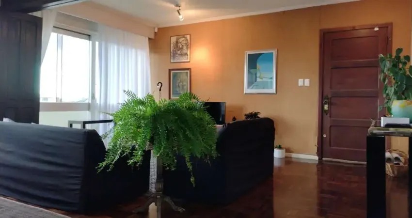 Apartamento com 3 dormitórios, sendo uma suíte e com 157 m² de área privativa.