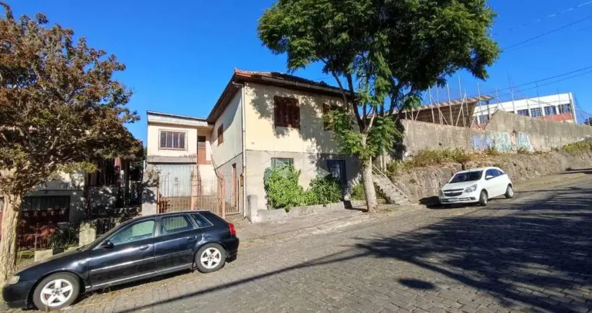 Casa mista no Bairro Rio Branco(área nobre) ,com 3 dormitórios, sala, cozinha, sacada, porão, pátio grande,  para moradia e ponto comercial.
