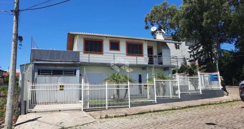 Casa no Cidade Nova com 150m2, 4 dormitórios, 2 banheiros, 2 vagas, terraço para piscina, sacada e churrasqueira