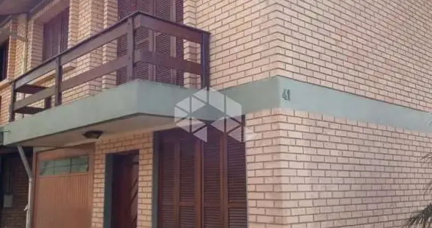 Sobrado de 03 dormitórios no Bairro Sagrada Familia em Caxias do Sul