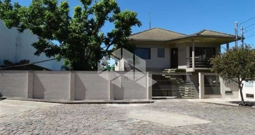 Casa com 03 dormitórios no bairro Colina Sorriso em Caxias do Sul