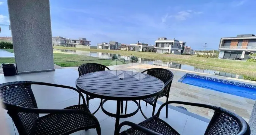 Casa mobiliada, plana, 03 suítes no condomínio costa serena em capão da canoa