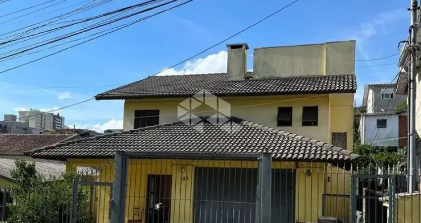 Casa à venda no Bairro Charqueadas em Caxias do Sul/RS, com três dormitórios, dois banheiros e duas vagas de garagem