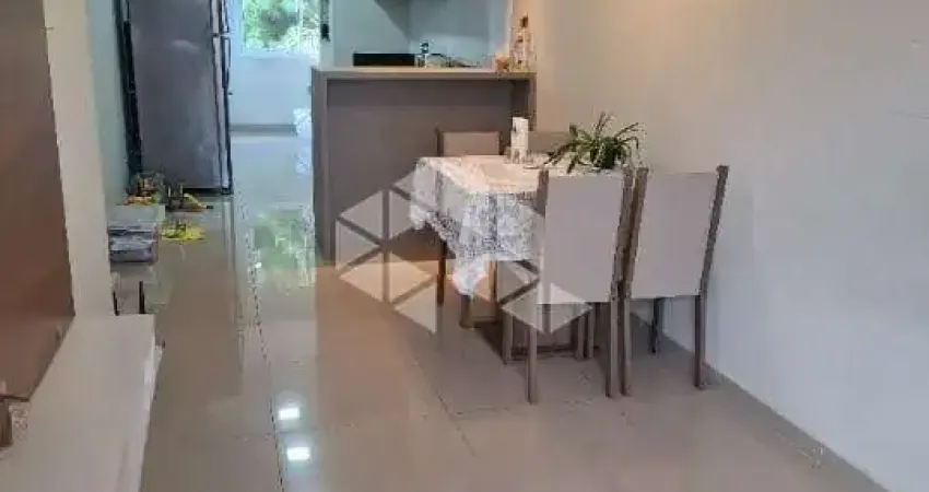 Casa geminada semimobiliada à venda, com excelente aproveitamento, com dois dormitórios e duas vagas.