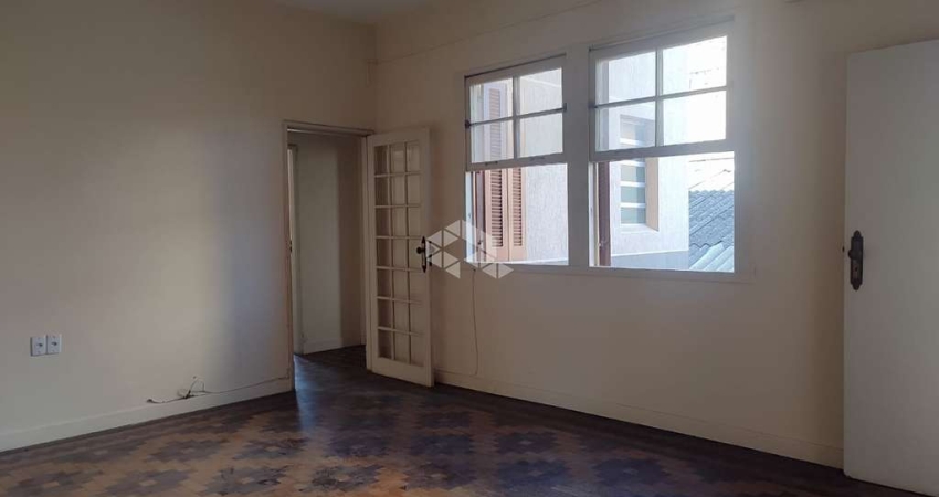 Apartamento 2 dormitórios com box escriturado na Avenida Independência em Porto Alegre.