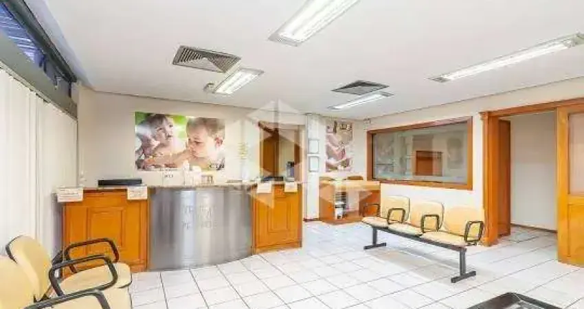 Todo o prédio tem 941m² privativos com quatro andares e dez vagas garagem próximo ao Bourbon