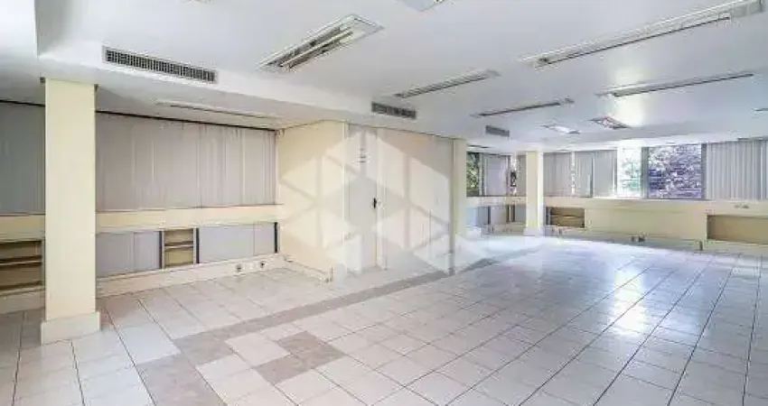 Todo o  prédio tem 941m² privativos com quatro andares e dez vagas garagem próximo ao Bourbon