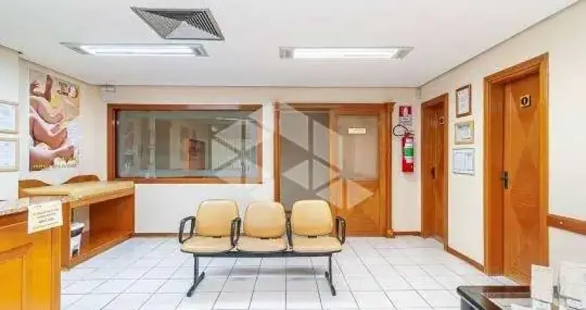 Todo o prédio tem 941m² privativos com quatro andares e dez vagas garagem próximo ao bourbon