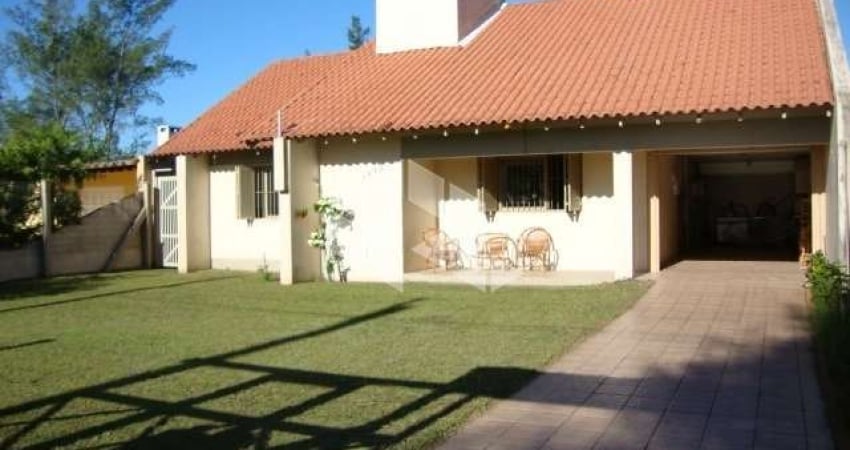 Linda casa de 03 dormitórios com 135m² privatios, lareira, dois banheiros, cinco vagas garagem