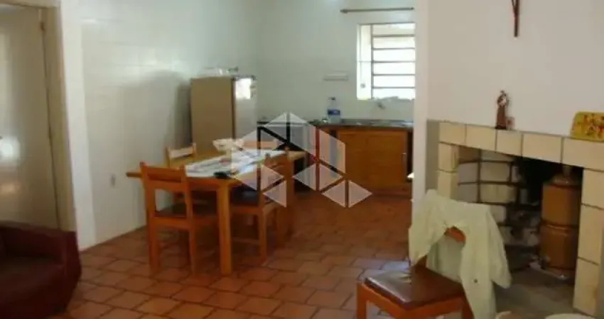 Bela casa de 03 dormitórios com 135m² privatios, lareira, dois banheiros, cinco vagas garagem