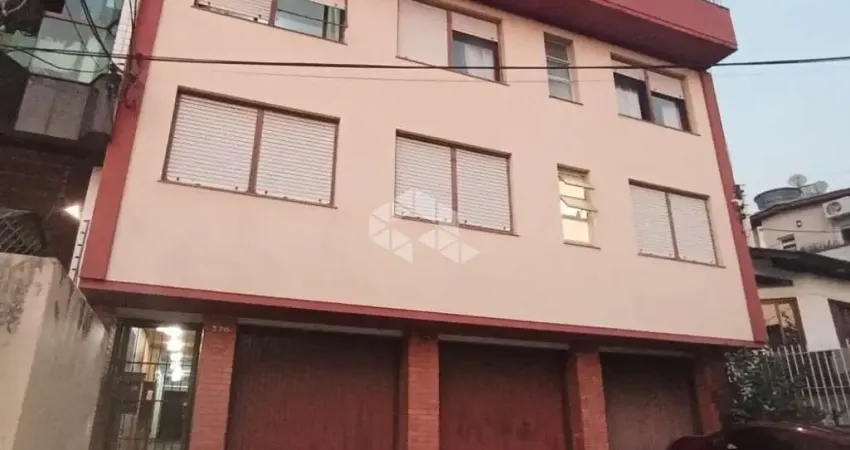 Apartamento térreo com pátio de 2 quartos no Bairro Mont Serrat