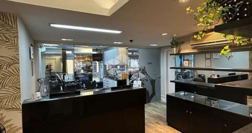 Ampla sala comercial com 163 m2 na Rua da Praia/ Andradas em Porto Alegre RS