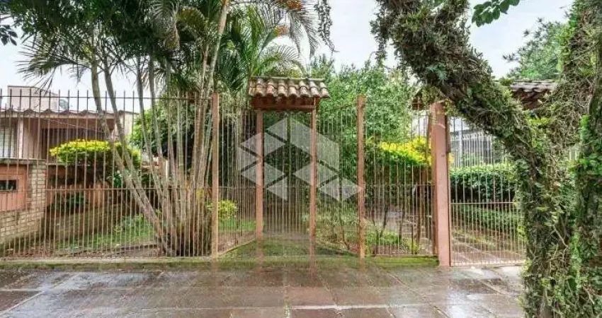 Casa  2 dormitórios com 1 suíte para venda  no bairro Tristeza em Porto Alegre/RS.