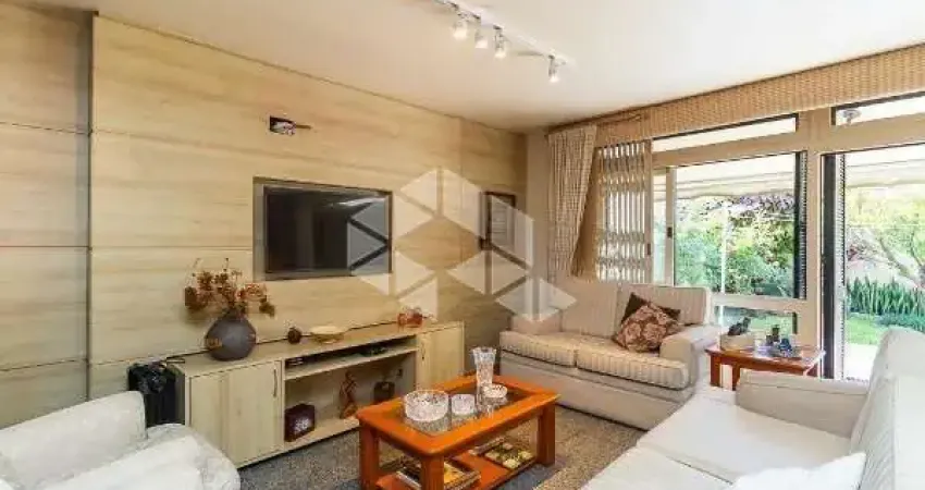 Casa 4 dormitórios, 1 suíte,  vaga para dois carros, 235m2 privativos na Azenha em Porto Alegre.