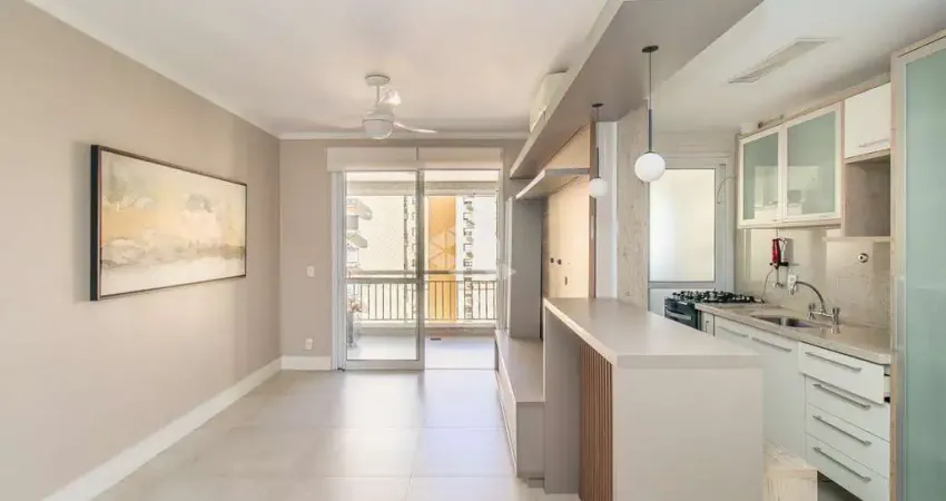 Apartamento Semi mobiliado com 2 Dormitórios (1 Suíte) e 2 Vagas no Passo da Areia - Andar Alto com Vista Definida