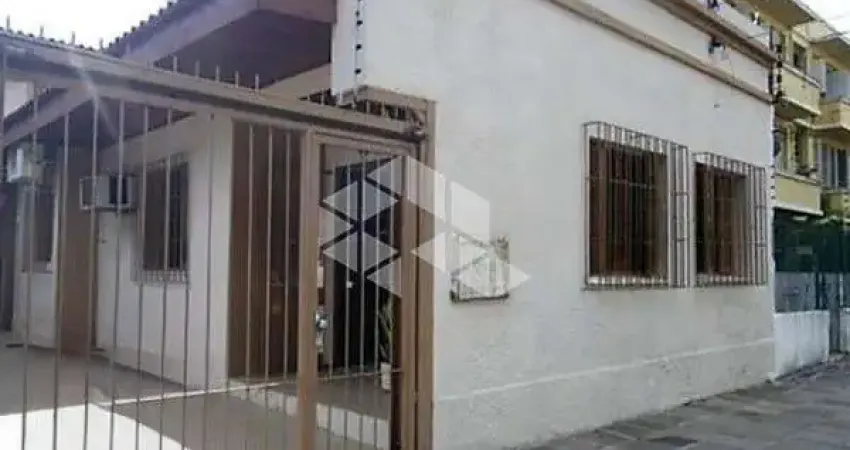CASA 03 DORMITÓRIOS - DUAS VAGAS - EXCELENTE LOCALIZAÇÃO - AZENHA