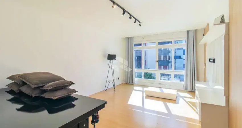 Apartamento de 122m² reformado, 3 dorms (1 suíte), silencioso e com 1 vaga no coração do petrópolis