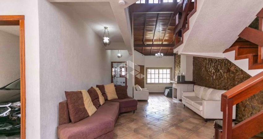 Casa de 5 Dormitórios com Piscina no Jardim Floresta