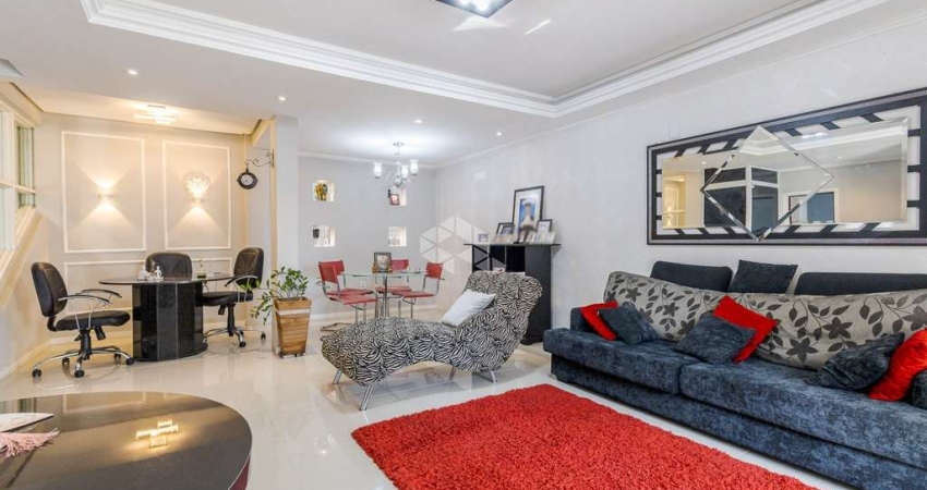 Casa de 04 dormitórios, 01 suíte , 03 vagas cobertas e 267m² no bairro Jardim Itu