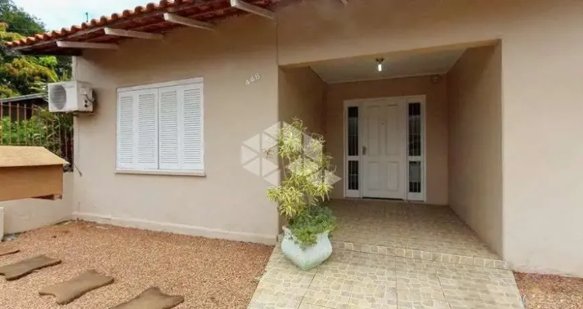 Casa 03 dormitórios e 04 vagas com 220m² no Residencial Cinco Colônias bairro Harmonia em Canoas
