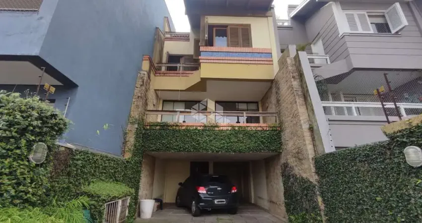 Casa de 4 Pavimentos com 3 Dormitórios, 1 Suíte no Bairro Tristeza, Porto Alegre
