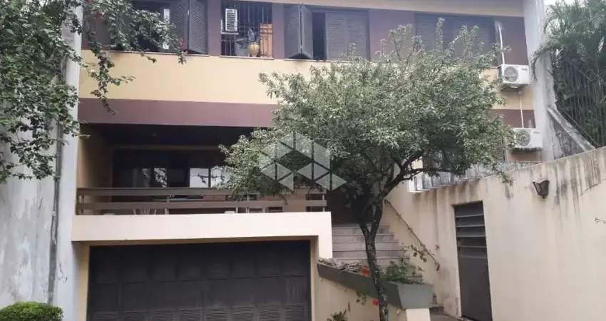 casa sobrado no bairro Glória em Porto Alegre com 4 dormitórios e 4 vagas