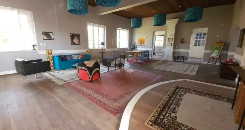 Casa diferenciada e reformada em um terreno de mais de 1.200m², em estilo colonial o
