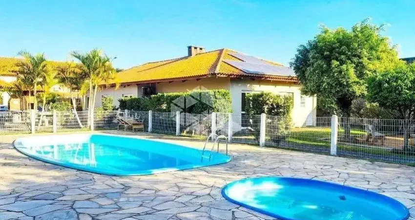 Casa  2 quartos/dornitórios  semimobiliada em condomínio, na rua pistóia,  a venda no bairro Fátima, em Canoas