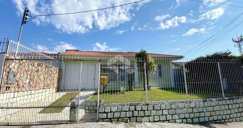 Casa com 3Quartos1 Suíte, Edicula nos fundos, casa com garagem e 3 peças com banheiro.