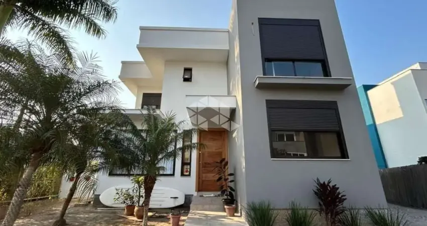 Casa em condomínio fechado com 04 suítes - Cachoeira de Bom Jesus - Florianópolis